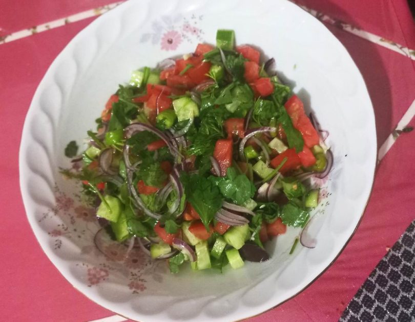 Domatesli Mevsim Salatası Nasıl Yapılır?