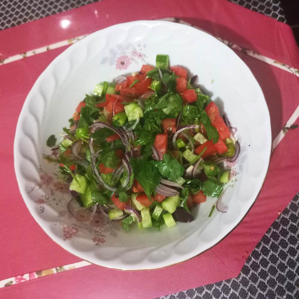 Domatesli Mevsim Salatası Nasıl Yapılır?