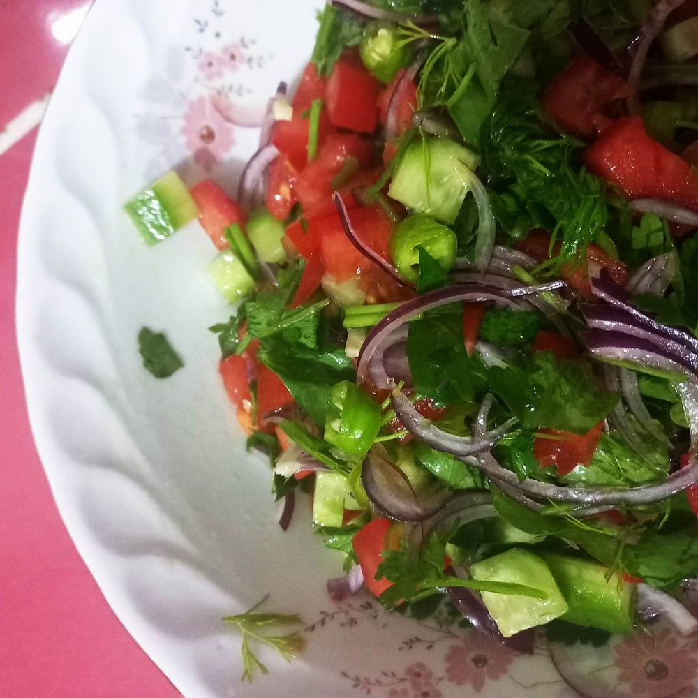 Domatesli Mevsim Salatası Nasıl Yapılır?